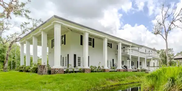 17 Oaks Plantation — Southern plantation home with wrap-around porch and columns